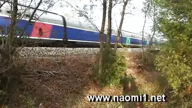 Καυτό πορνό χωρίς εγγραφή  Γυναίκα ερωμένη σε μια περούκα με ενθουσιώδη δάχτυλα ρετρο χχχ φαλλό του συζύγου της