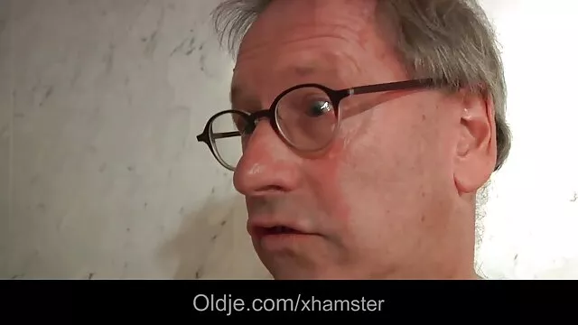 Καυτό πορνό χωρίς εγγραφή  Δύο Ρώσοι άντρες και μια ξανθιά μαλλιά τρίο παππουσ χχχ σε ένα μεθυσμένο πάρτι