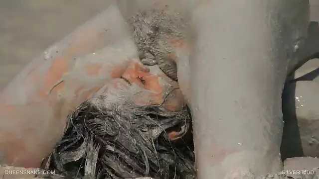 Καυτό πορνό χωρίς εγγραφή  Λεσβία Μελαχρινή αναλ χχχ γλείφει τον κόλπο κάθε στον καναπέ